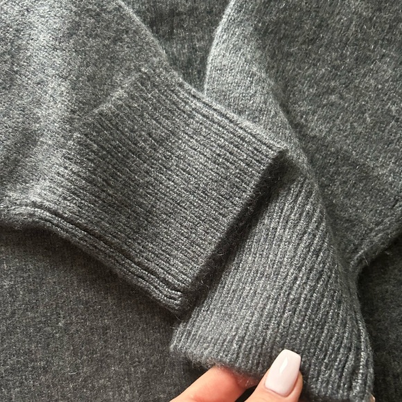 NWT Aritzia Essential Cashmere Relaxed V-neck Sweater, L - Picture 6 of 9